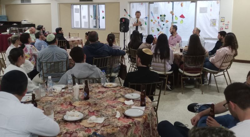 Cena en la sucá con jóvenes de la Kehila