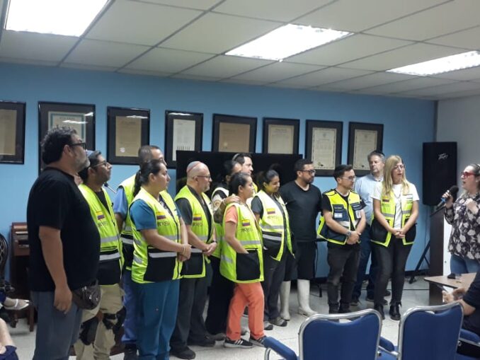 Rescatistas reciben homenaje tras intensa labor en La Guaira